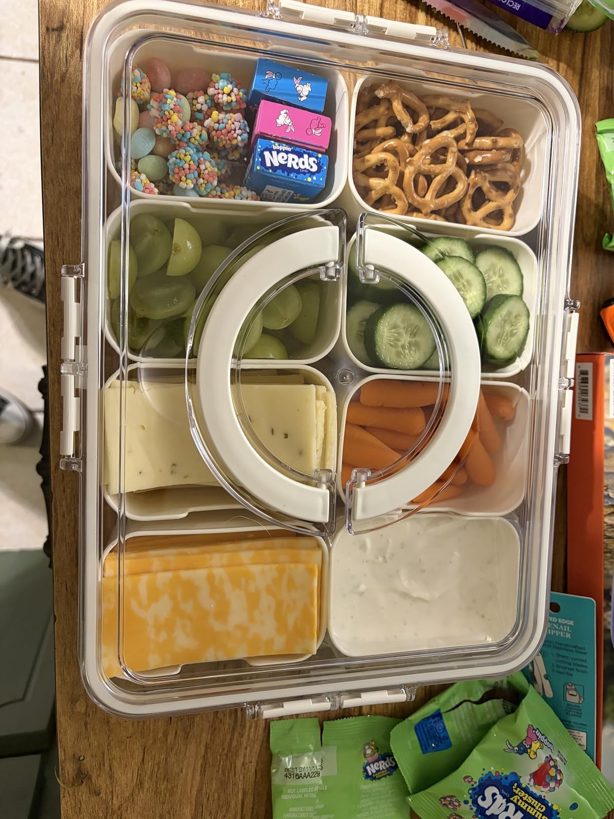 8-Compartment Divided Snack Serving Tray with Lid – Portable Clear Organizer for Fruits, Nuts & Candy